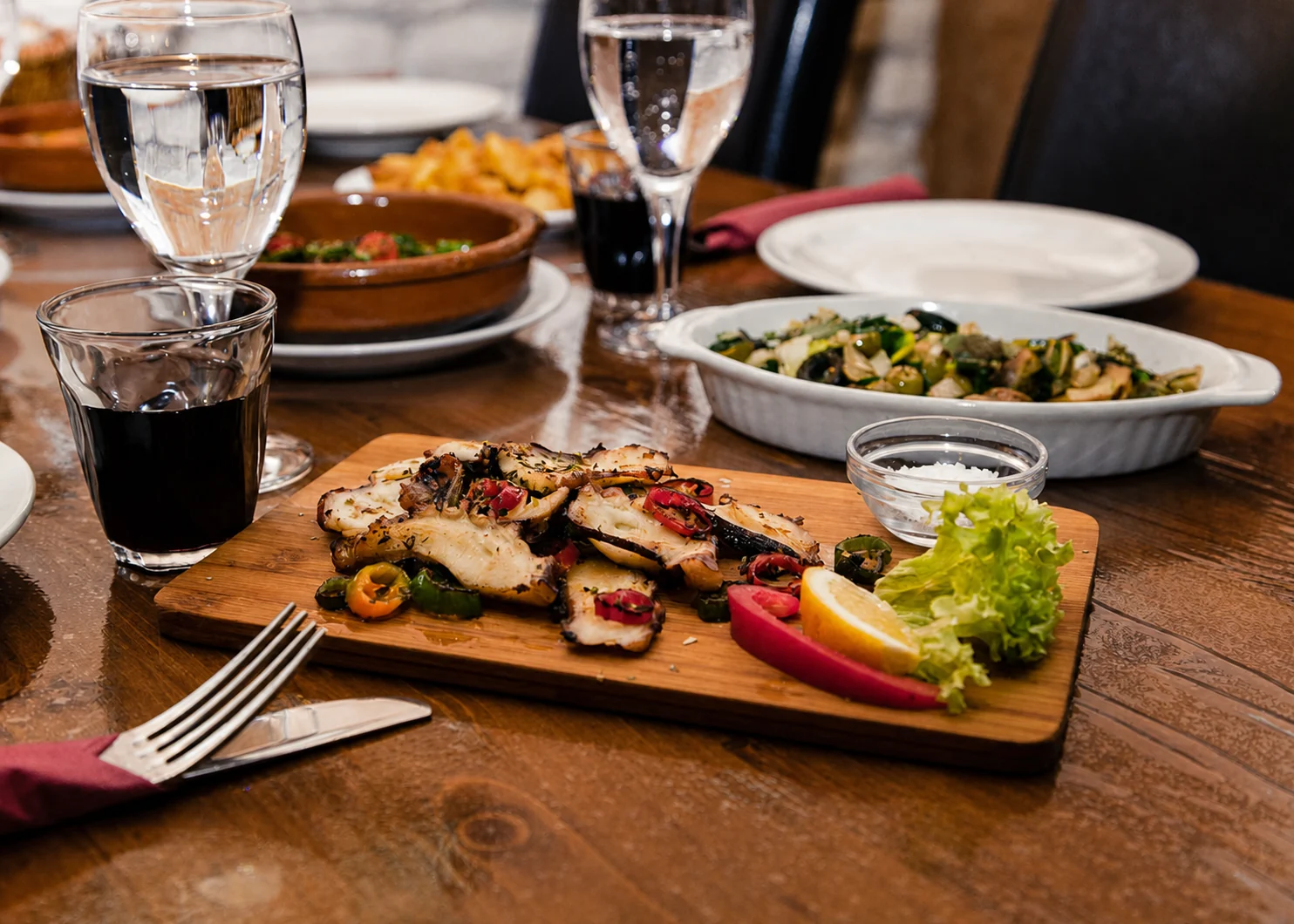 Hausgemachte Tapas und Wein auf einem gedeckten Tisch im Rioja
